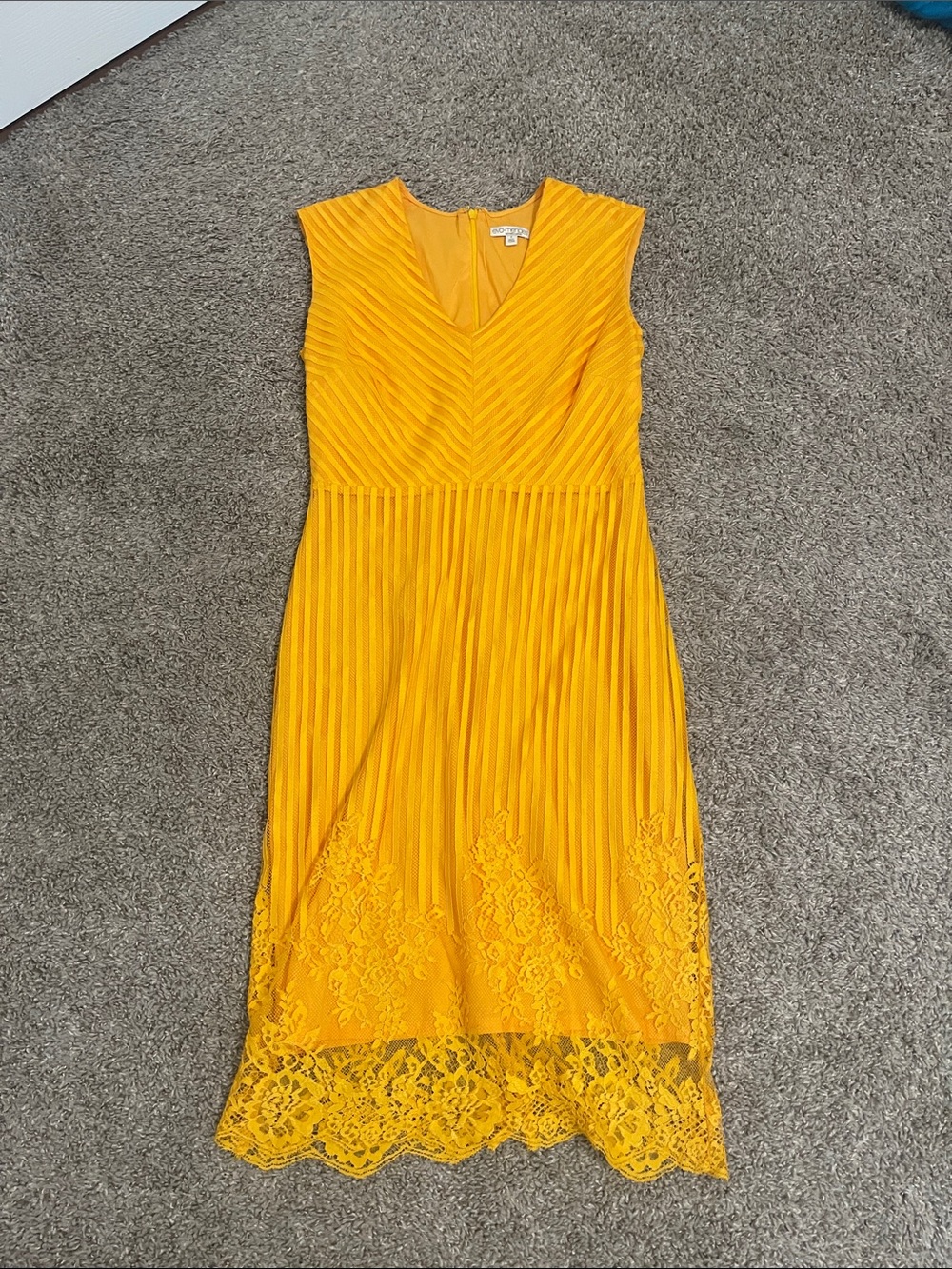 Eva Mendez Yellow lace V-Neck Midi Dress